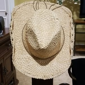 ❤Straw cowboy hat with studded sides.